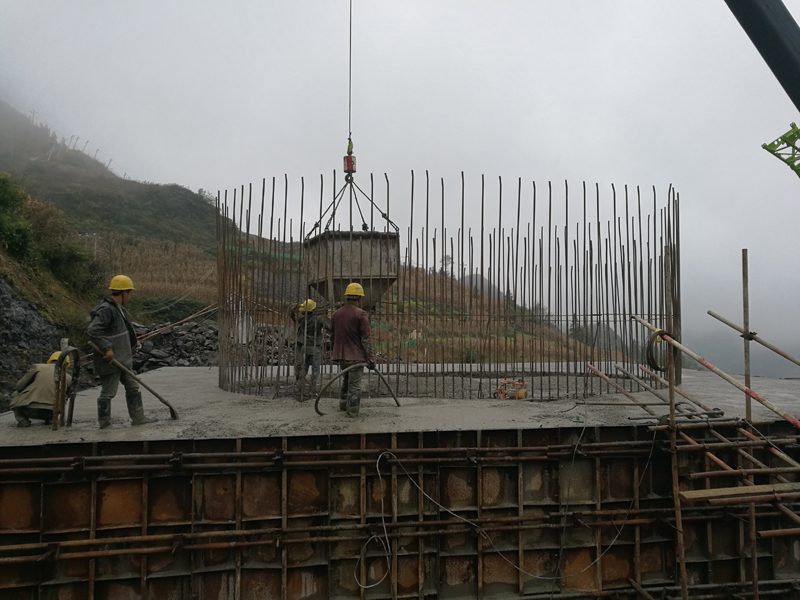 1540371277231080.jpg 寨头2号双线大桥4号承台混凝土浇筑.jpg