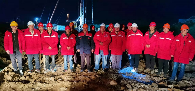 1574383833120411.jpg 填埋区桩基施工完工合影.jpg