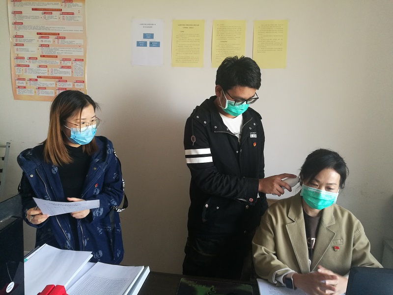 1584579345121526.jpg 为上岗同事测体温.jpg