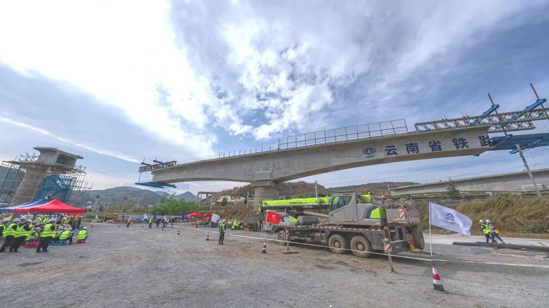 1650593648202146.jpg 2022-04-13-祥云财富铁路专用线茨坪村特大桥20号墩柱转体成功(3).jpg