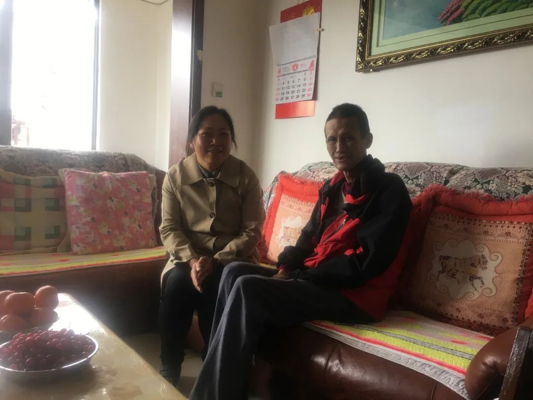 1650766399971556.jpg 2022-04-22-郭玲走访慰问公司困难职工 (2).jpg