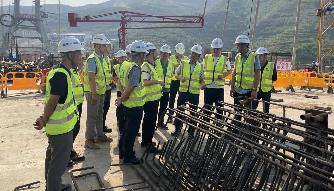 1651020786406216.jpg 2022-04-27-吴勇带队到G214线景洪南神秘谷澜沧江大桥项目检查指导(1).jpg