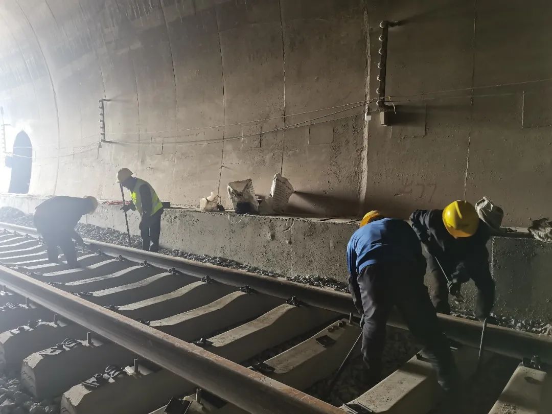 1654131956468170.jpg 2022-06-02-【喜迎二十大 奋进新征程】祥云财富工业园区铁路专用线正线铺轨接近尾声.jpg