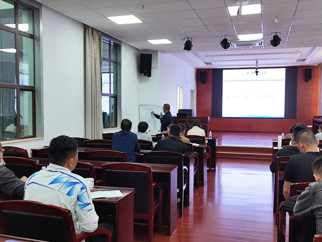 1654132440597510.jpg 2022-06-01-公司开展工程技术人员爆破知识培训.jpg