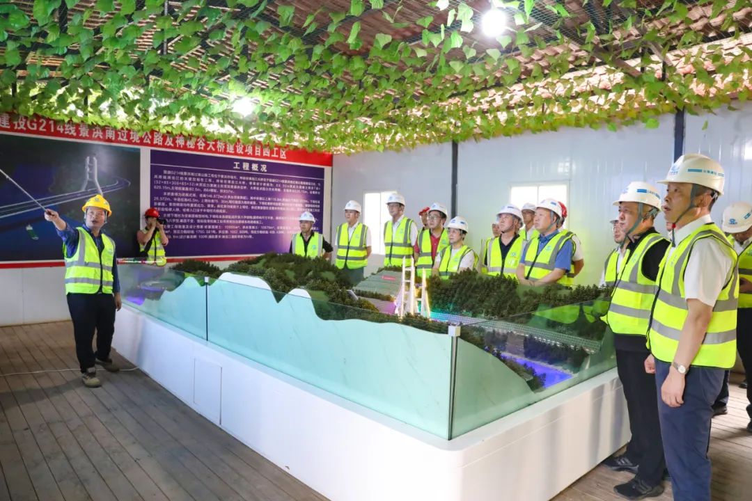 1660614805469013.jpg 陈祖军一行到景洪市神秘谷澜沧江大桥项目调研1.jpg