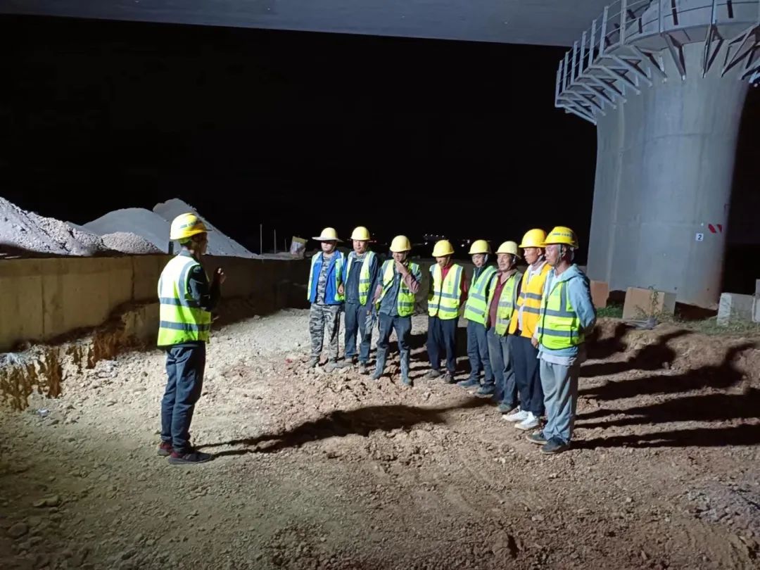 1665974619467366.jpg 2022-10-17-滇南有轨电车M1支线涉铁段工程顺利完成桩基施工1.jpg