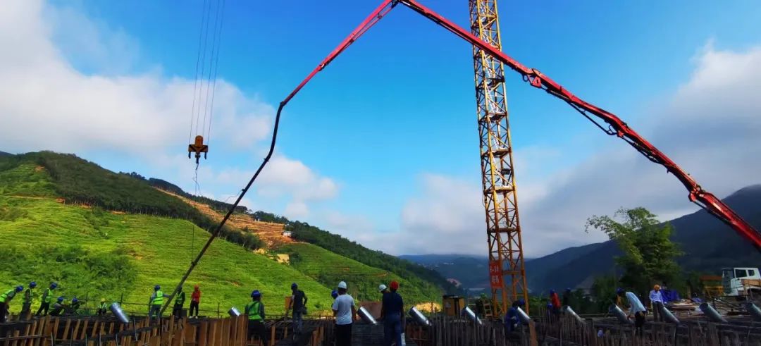 1668736708176897.jpg 2022-11-17-景洪市神秘谷澜沧江特大桥江北6号塔边跨现浇段主梁混凝土第一次浇筑顺利完成.jpg