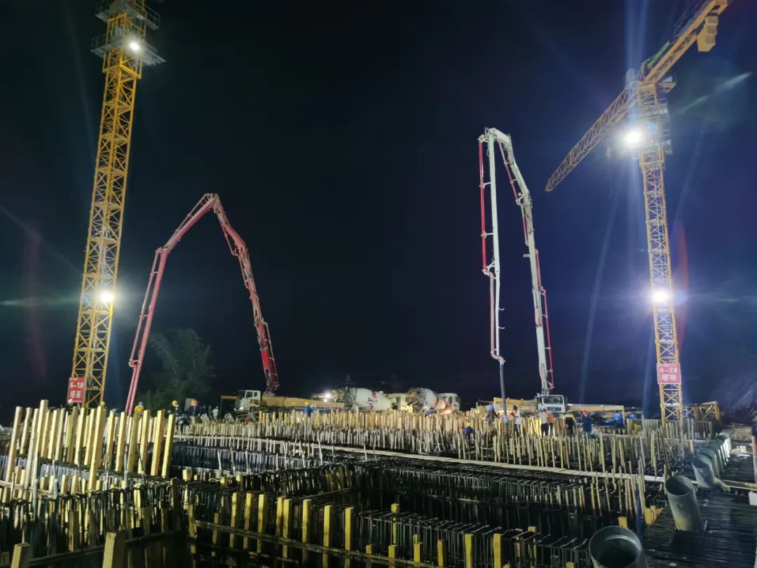 1668736717593118.jpg 2022-11-17-景洪市神秘谷澜沧江特大桥江北6号塔边跨现浇段主梁混凝土第一次浇筑顺利完成1.jpg