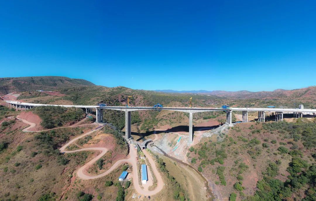 1672711587317483.jpg 2022-12-24-刚构过江,银龙起舞——永大高速羊蹄江大桥合龙!1.jpg