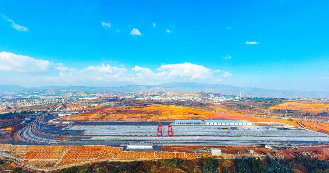 1672712383861817.jpg 2022-12-29-云南省最大铁路专用线——祥云财富铁路专用线开通运营.jpg