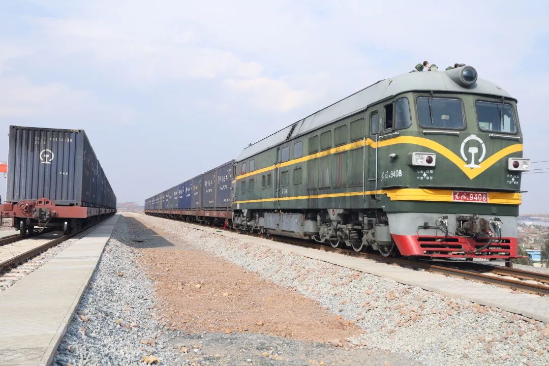 1678757339742163.jpg 2023-3-13-祥云铁路专用线首批订单进站1.jpg