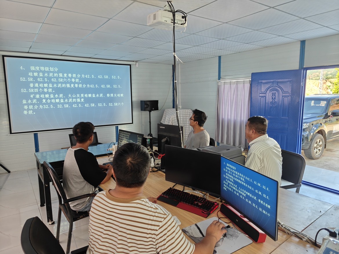 1756773502481590.jpg 南涧产业园项目开展混凝土原材料质量检查培训.JPG